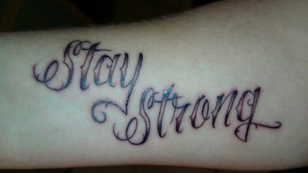 Raykun: Schrift Stay Strong | Tattoos von Tattoo-Bewertung.de