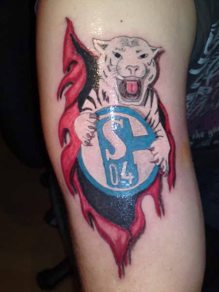 tiger mit emblem durch haut