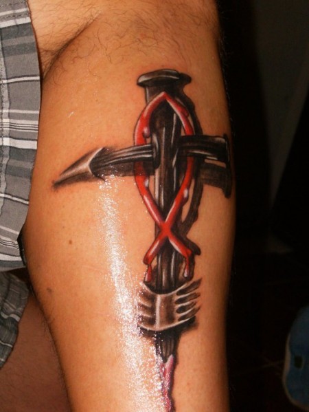 cross tatto an die wade