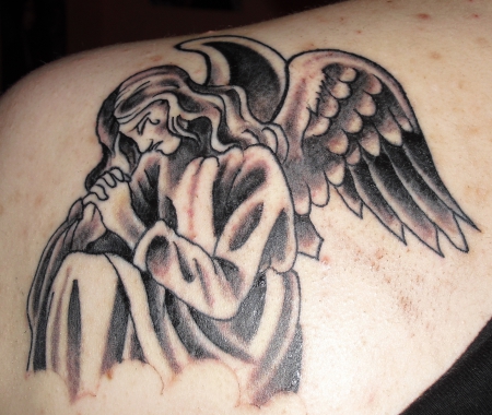 Sleepfighter Engel Auf Der Linken Schulter Black White Tattoos Von Tattoo Bewertung De