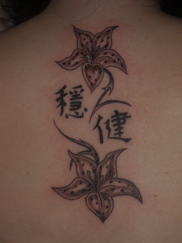 Chinazeichen mit Tigerlilien : ) mein 3. Tattoo