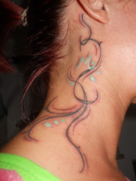 Schmerzen tattoo hals frau Tattoo stechen:
