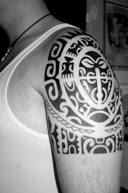 polynesischer oberarm,tahiti tattoo, 