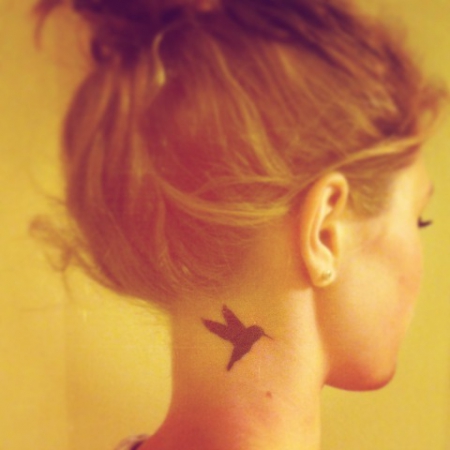 1. Tattoo Kolibri Nacken