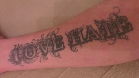 Hausarzt Love Hate Schriftzug Tattoos Von Tattoo Bewertung De