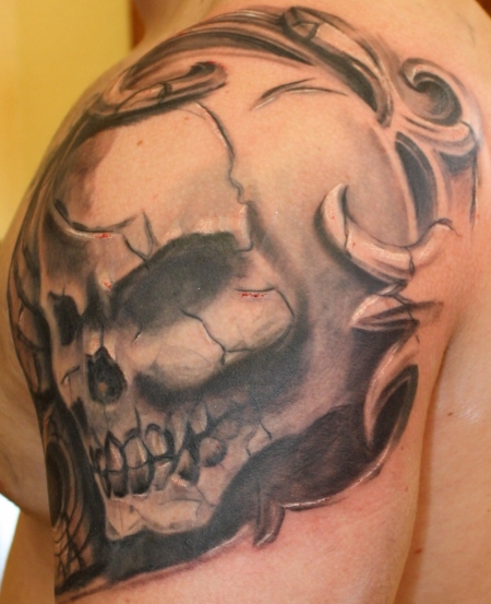 Red Bone Tattoo Gera: Totenkopf | Tattoos von Tattoo-Bewertung.de