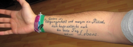 Schriftzug - erstes Tattoo, made by Stechwerk Berlin (Sascha).