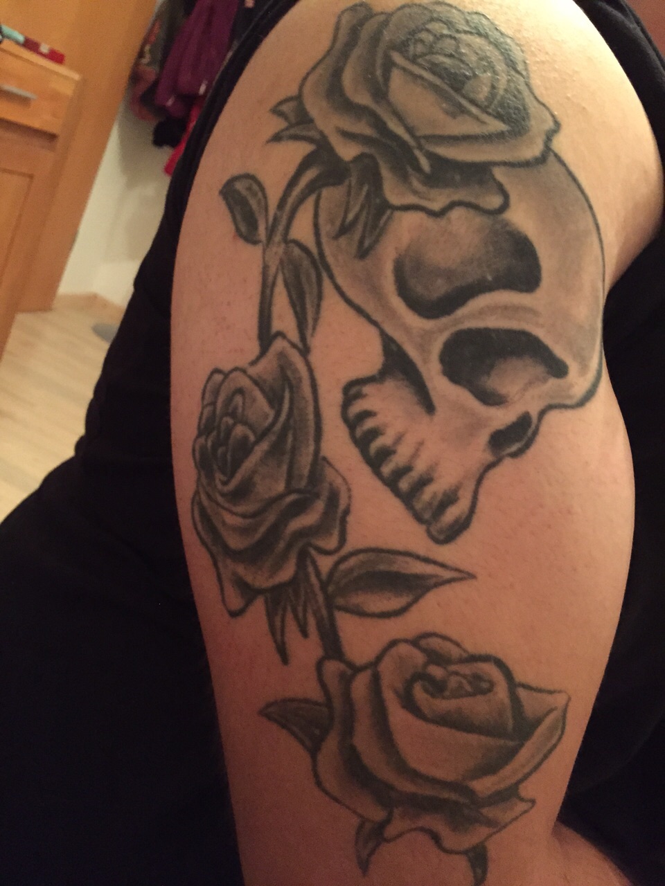 Franzistattoos17 Totenkopf Mit Rosen Tattoos Von Tattoo Bewertung De