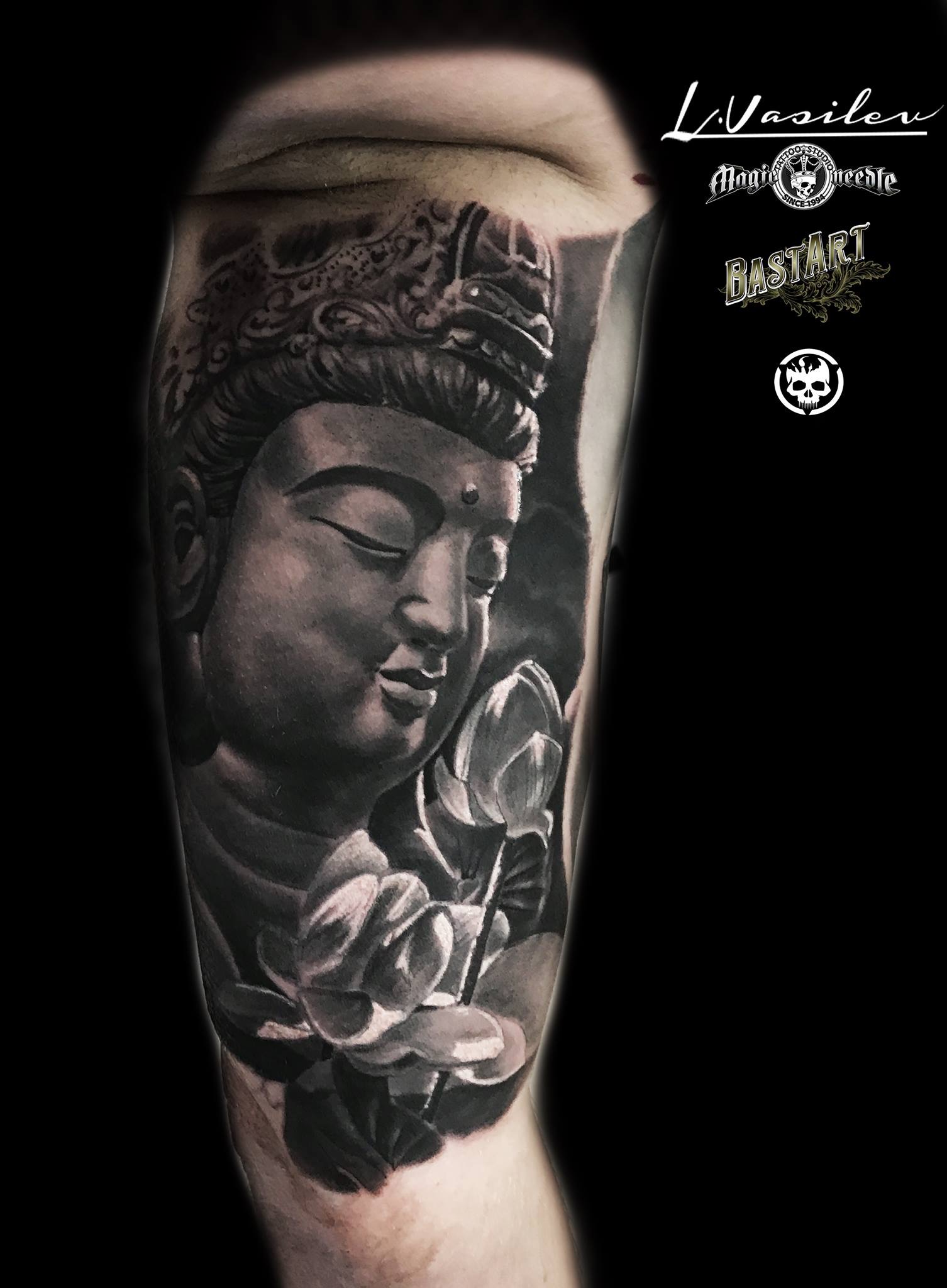 tattoocircle: Buddha mit Lotusblüte | Tattoos von Tattoo-Bewertung.de