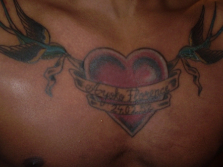Brust  Tattoo Herz Schwalben