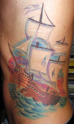 Schiff Tattoo auf den Rippen