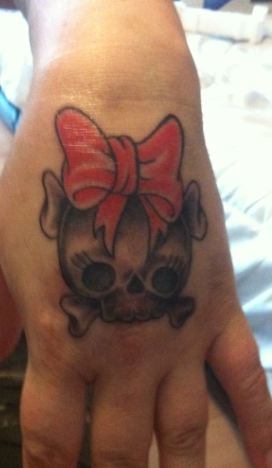 Girly Skull auf linker Hand