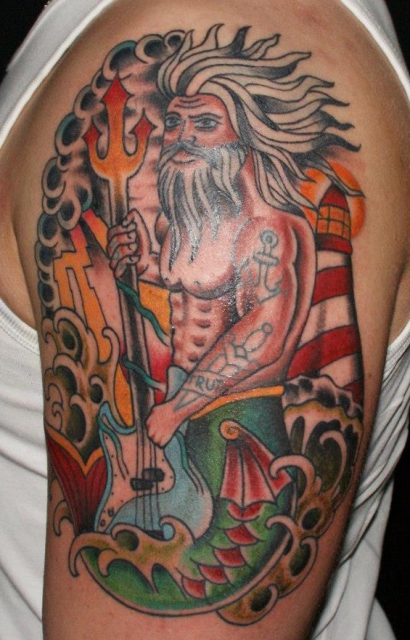 Wassermann mit Bass und Tattoos