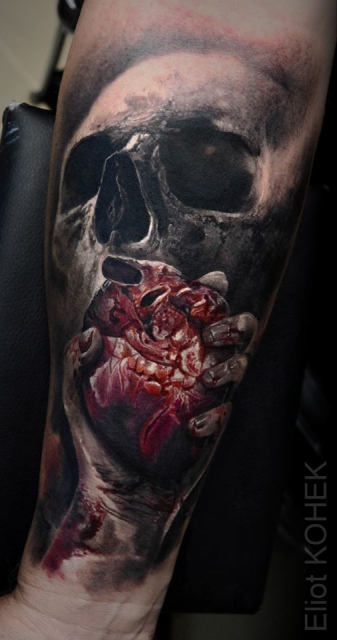 Skull  - Hand mit blutigem Herz 
