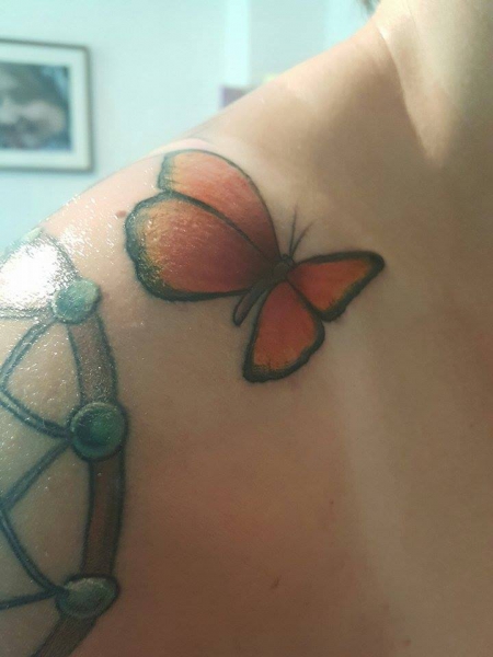 Kleiner Schmetterling - als Überleitung zwischen meinen beiden Tattoos gedacht...