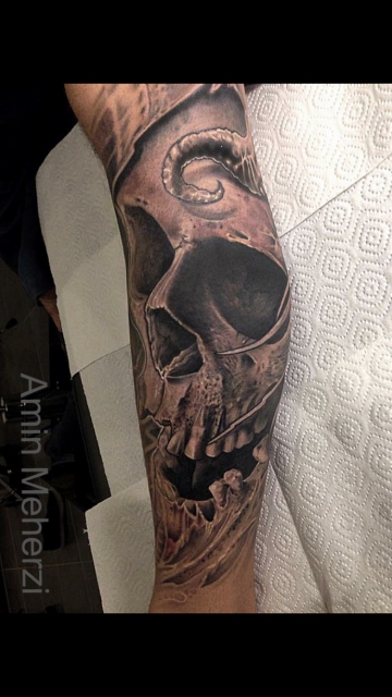 black and grey skull