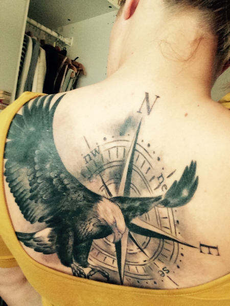 Adler mit Kompass