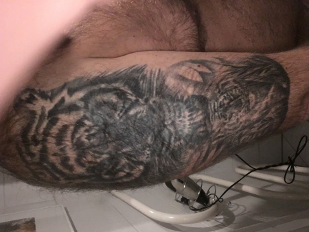 Armtattoo-Tiger,als mit grossem und kleinen als Abbild.