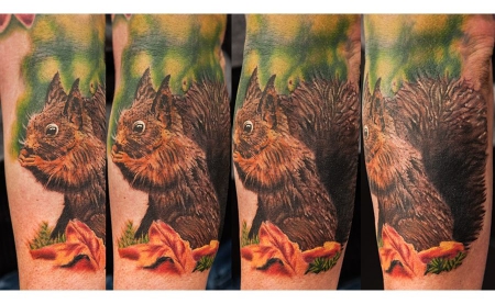 Invictus Tattoo Berlin - Realistisches Eichhörnchen in Farbe, gestochen von Gyula