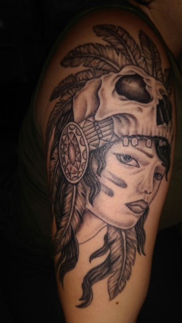 Oberarm-Tattoo Indianer Skull