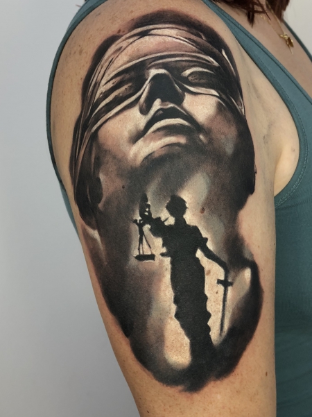 dorisarzi: justice | Tattoos von Tattoo-Bewertung.de