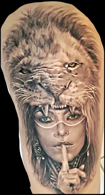 Frau mit Löwe