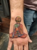 Alien Buddha - Hand (frisch gestochen)