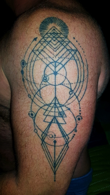 Geometrisches Tattoo esoterisch