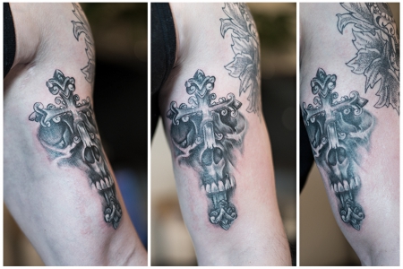 cross/skull bizeps tattoo