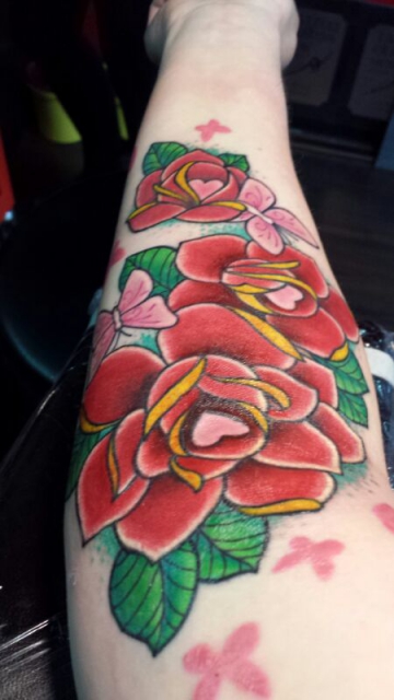 Rosen- und Schmetterlingstattoo