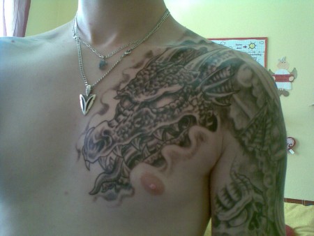 Brusttattoo - Drache